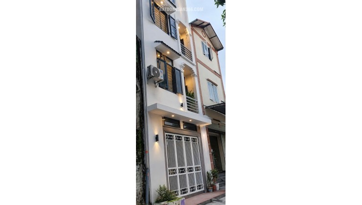 Bán nhà 3 tầng trung tâm huyện Mê Linh, xây mới 2023. Chủ ở có lộc chuyển căn liền kề trên phố
